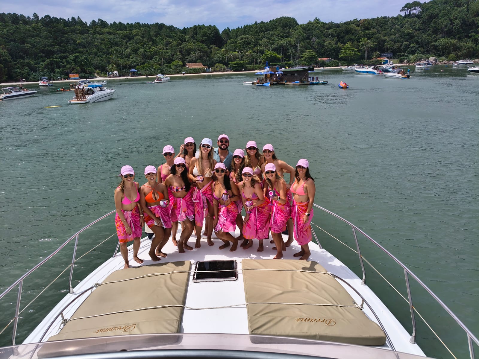 Grupo de amigas celebrando a bordo da Dreams